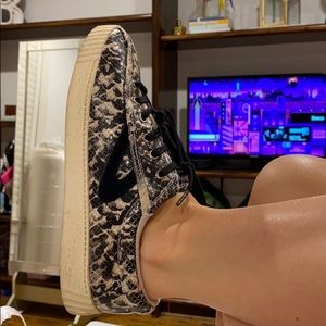 Snake skin tretorn x anthro sneakers